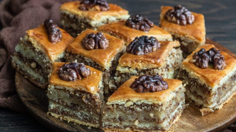 Рецепт пахлавы с грецкими орехами и медом — наслаждение в каждом кусочке!